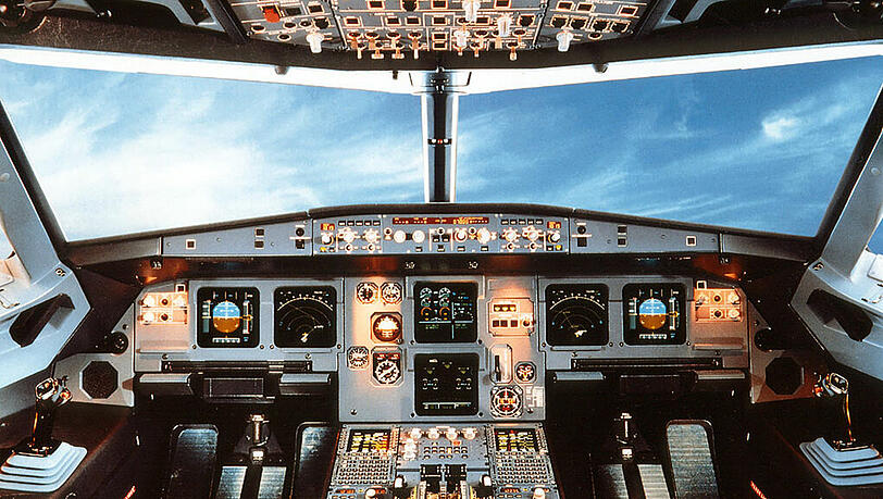 Nur ein Pilot saß offenbar im Cockpit des A320. Der andere stand vor einer verriegelten Tür. Wie konnte das passieren?