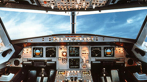 Nur ein Pilot saß offenbar im Cockpit des A320. Der andere stand vor einer verriegelten Tür. Wie konnte das passieren?