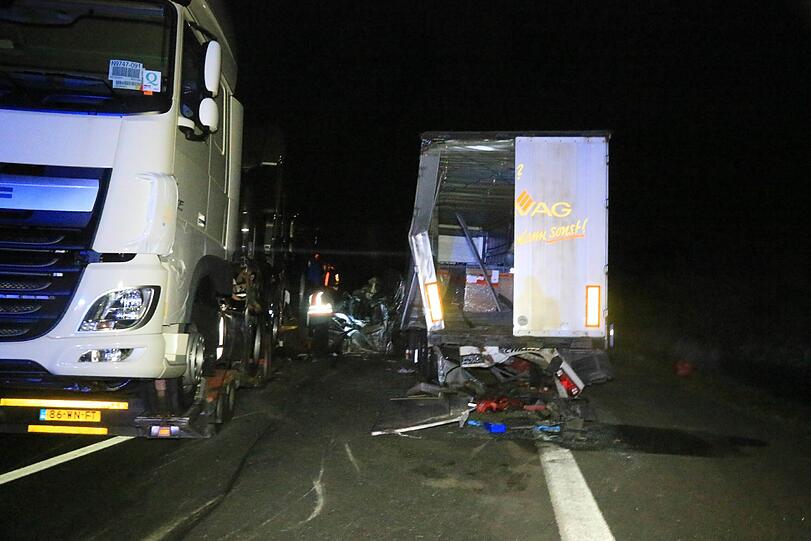 Es grenzt an ein Wunder, dass der Fahrer des Transporters diesen Unfall überlebt hat.