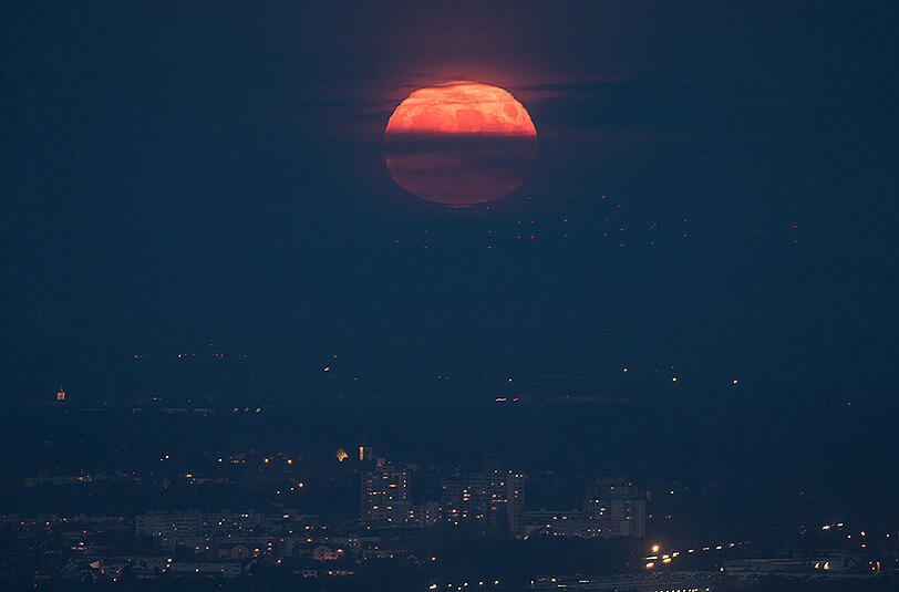 Der Supermond vom Frankfurter Maintower aus gesehen.