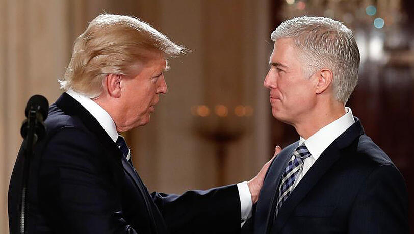 US-Präsident Donald Trump und Neil Gorsuch im Weißen Haus. US-Präsident Donald Trump und Neil Gorsuch im Weißen Haus.