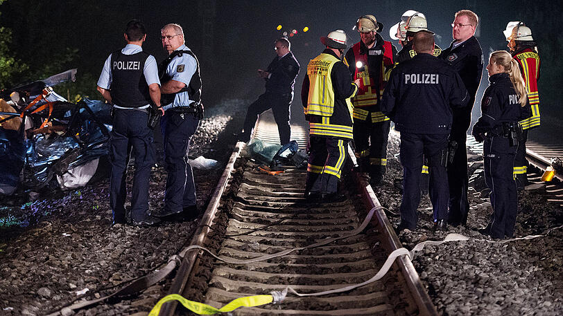 Das Auto wurde bei dem Zusammenprall rund 20 Meter weit geschleudert. Foto: Rainer Jensen
