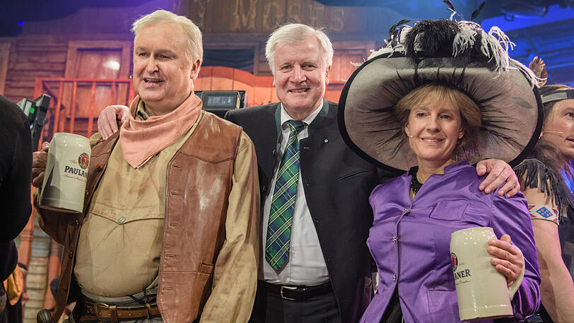 Zum letzten Mal als Ministerpräsident: Horst Seehofer (Mitte) mit seinem Double Christoph Zrenner. Rechts Antonia von Romatowski als Angela Merkel.