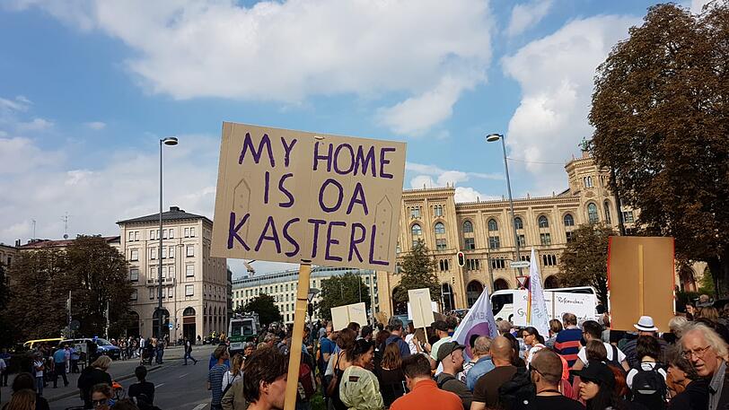Motto: ausspekuliert! Am Samstag kamen um die 10.000 Menschen zur großen Demo gegen Spekulanten, Mietwahnsinn und für mehr Mieterschutz nach München.