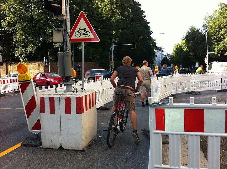 Radler werden vorab aufgefordert, in diesen Weg zu biegen.