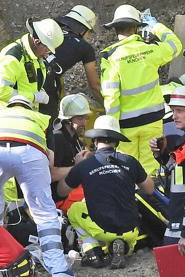 Rund zwei Dutzend Rettungskräfte halfen zusammen, um den Bauarbeiter aus der Baugrube zu befreien - die Bilder der dramatischen Rettung am Donnerstag.