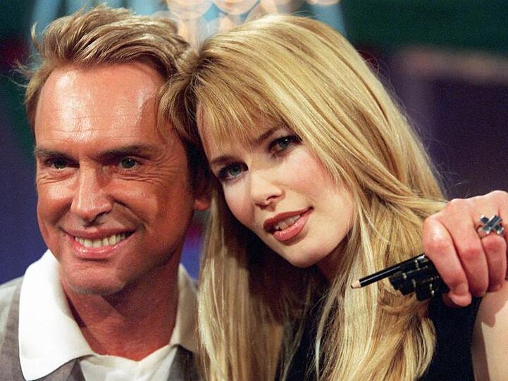 Wolfgang Joop und Claudia Schiffer in der ZDF-Sendung "Wetten daß...?" 1998.