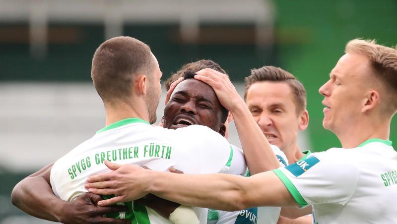 Der Fürther Hans Nunoo Sarpei (M) jubelt mit seinen Kollegen über seinen Treffer zum 1:0.