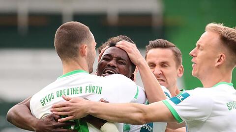 Der Fürther Hans Nunoo Sarpei (M) jubelt mit seinen Kollegen über seinen Treffer zum 1:0.