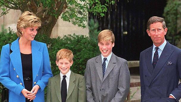 Prinzessin Diana mit ihren Söhnen Harry und William sowie Prinz Charles in Eton (v.l.).