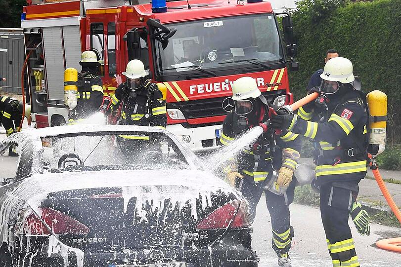Technischer Defekt: In der Hilsbacher Straße ist ein Peugeot 307 ausgebrannt.
