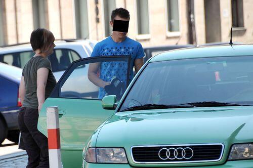 Abschied auf lange Zeit? Rene D. (15) wird ins Gefängnis gebracht.