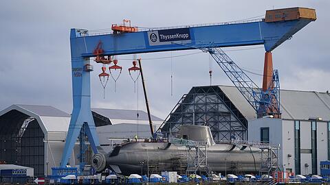 Blick auf die Kieler Werft von TKMS mit einem im Bau befindlichen U-Boot.