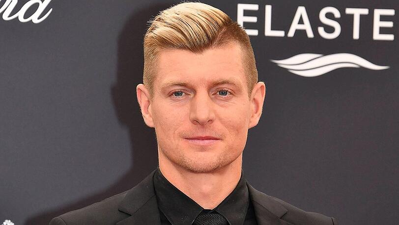 Toni Kroos wird für sein Engagement abseits des Fußballs ausgezeichnet. Toni Kroos wird für sein Engagement abseits des Fußballs ausgezeichnet.