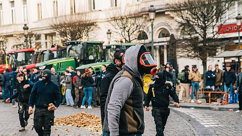 Maskierte Demonstranten sto&szlig;en mit der Polizei zusammen.