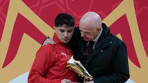 FIFA-Pr&auml;sident Gianni Infantino umarmt Brahim D&iacute;az bei der &Uuml;bergabe des Goldenen Schuhs f&uuml;r den besten Torsch&uuml;tzen des Afrika Cups. Der Marokkaner verschoss im Finale einen Strafsto&szlig;.