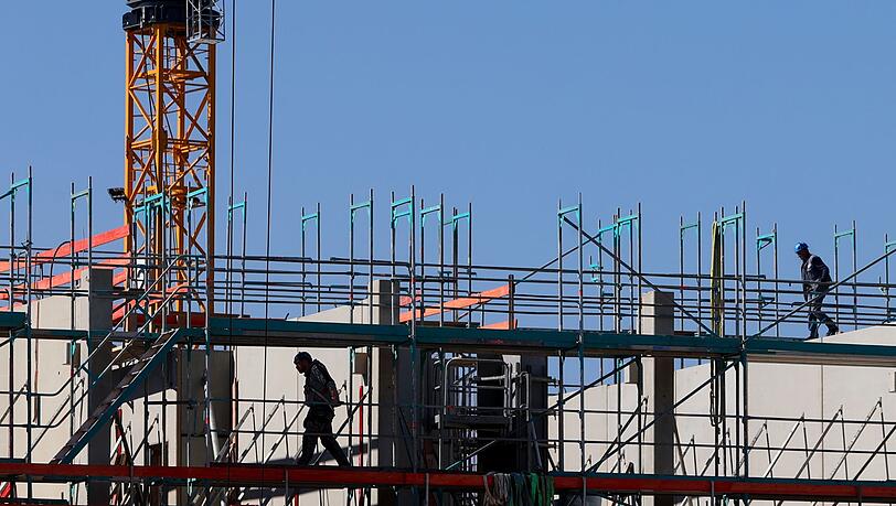 In Europa zieht die Baukonjunktur an - in Deutschland erwartet das Ifo-Institut ab 2027 wieder mehr Wohnungsfertigstellungen. (Archivbild)