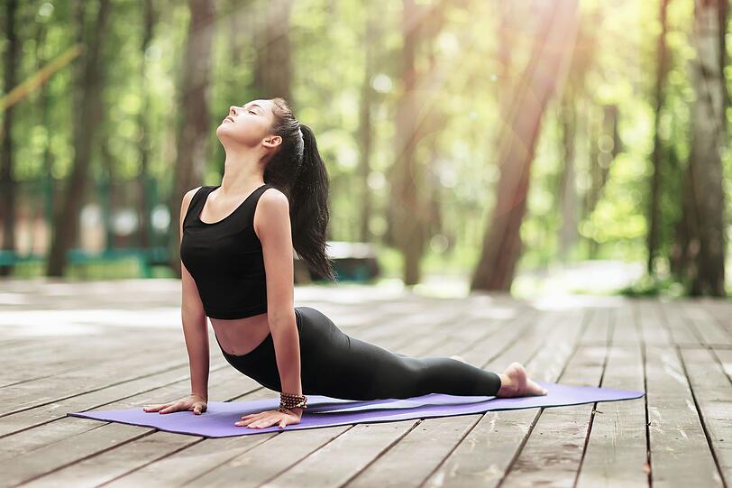Yoga ist perfekt dazu geeignet, sowohl den Körper zu entgiften, als auch den Geist zu entlüften. Beim "Detox-Yoga" stehen Übungen im Mittelpunkt, welche die Verdauung anregen und so das Ableiten von Giftstoffen fördern. Andere Übungen hingegen konzentrieren sich auf bestimmte Atemtechniken, die uns tief durchatmen lassen. Wir stellen Ihnen die besten Yoga-Übungen zum Entgiften von Körper und Geist vor. Yoga ist perfekt dazu geeignet, sowohl den Körper zu entgiften, als auch den Geist zu entlüften. Beim "Detox-Yoga" stehen Übungen im Mittelpunkt, welche die Verdauung anregen und so das Ableiten von Giftstoffen fördern. Andere Übungen hingegen konzentrieren sich auf bestimmte Atemtechniken, die uns tief durchatmen lassen. Wir stellen Ihnen die besten Yoga-Übungen zum Entgiften von Körper und Geist vor.