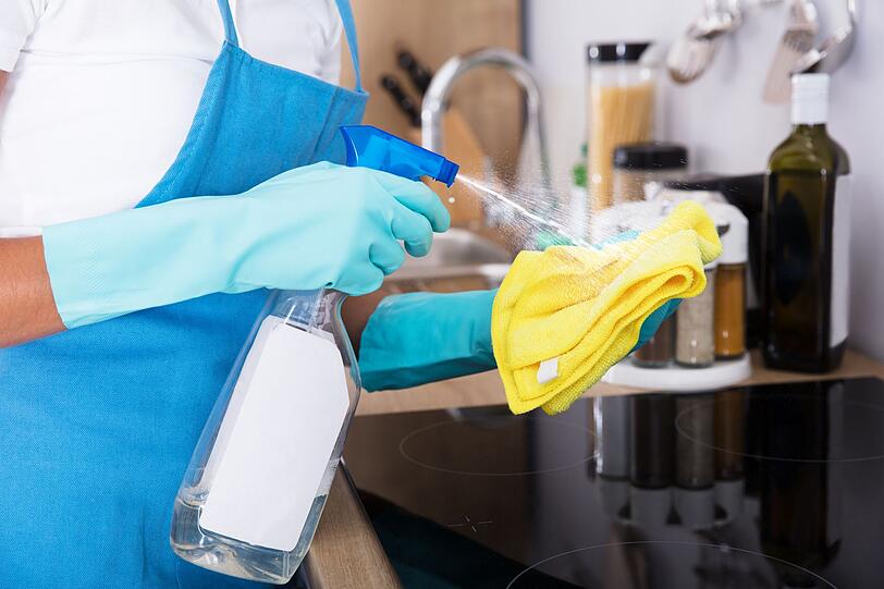 Putzmittel in Spr&uuml;hflaschen verleitet leider allzu gerne dazu, den ganzen Spiegel oder die ganze K&uuml;chenoberfl&auml;che gro&szlig;z&uuml;gig einzuspr&uuml;hen. Nur leider ist dieses Vorgehen ziemlich verschwenderisch! Besser ist es, das Putzmittel erst auf einen Lappen oder ein Tuch aufzutragen und dann gezielt an schmutzigen Stellen einzusetzen.