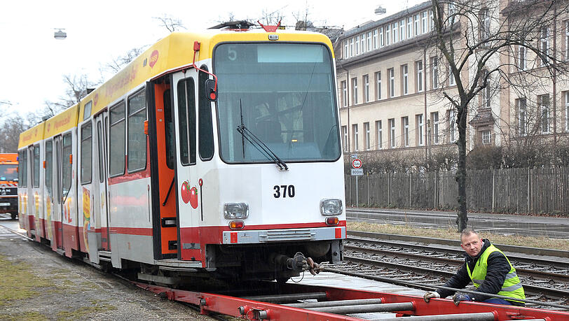 Rollt ab sofort durch Nürnbergs Partnerstadt Krakau: der Triebwagen 370. Rollt ab sofort durch Nürnbergs Partnerstadt Krakau: der Triebwagen 370.