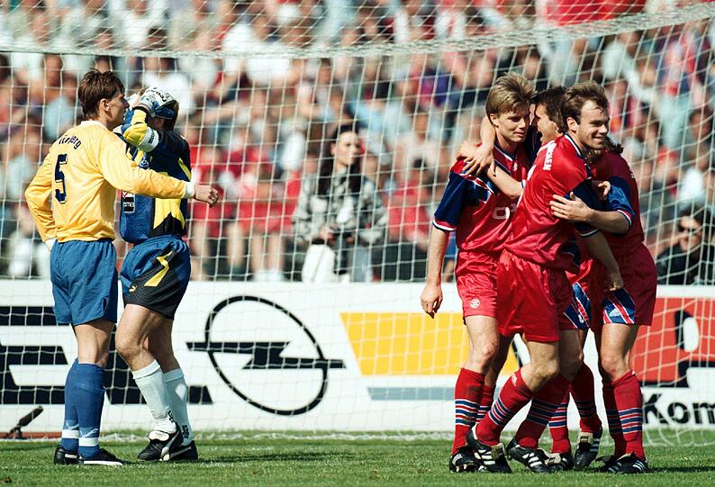... und da wurde - ähnlich wie im legendären Londoner Wembley-Stadion - auch schon mal ein Tor geschossen, dass gar keins war... (1994 traf Thomas Helmer im Bayern-Derby gegen den "Club" aus Nürnberg für die Münchner neben den Kasten - der Linienrichter entschied allerdings auf Tor. Die Partie musste später wiederholt werden)