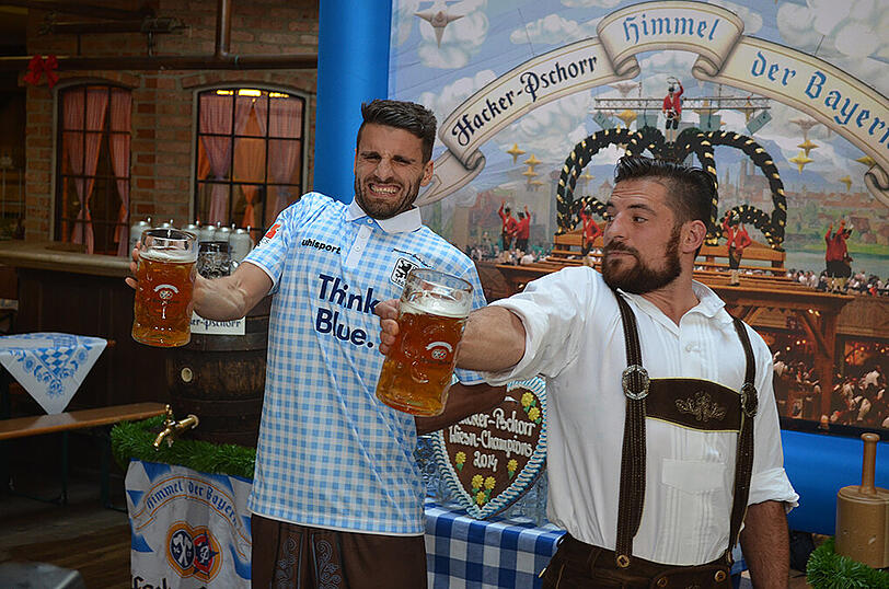 "Triff ins Fass", Anzapfen und Masskrugstemmen: So lief das Duell der Löwen-Delegation gegen den EHC. Im Bild: Valdet Rama und Yannic Seidenberg (r.).