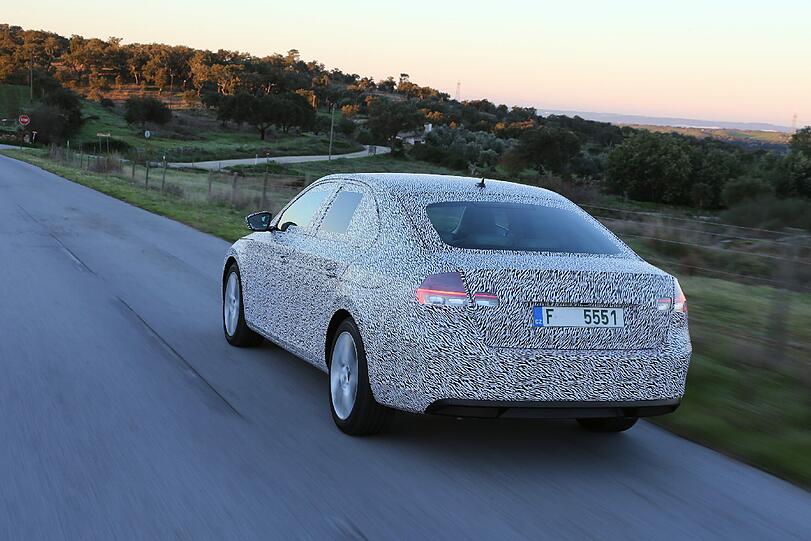 Noch verkleidet: Der neue Skoda Superb.