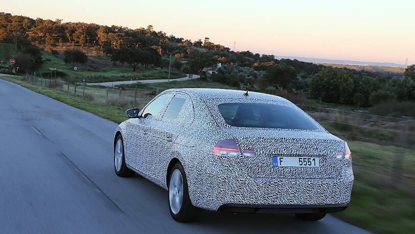 Noch verkleidet: Der neue Skoda Superb.