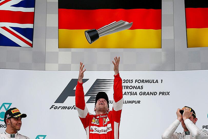 Sebastian Vettel (M.) feiert sein Sieg in Malaysia vor Lewis Hamilton (l.) und Nico Rosberg.