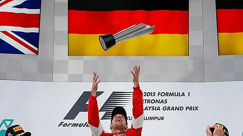 Sebastian Vettel (M.) feiert sein Sieg in Malaysia vor Lewis Hamilton (l.) und Nico Rosberg.
