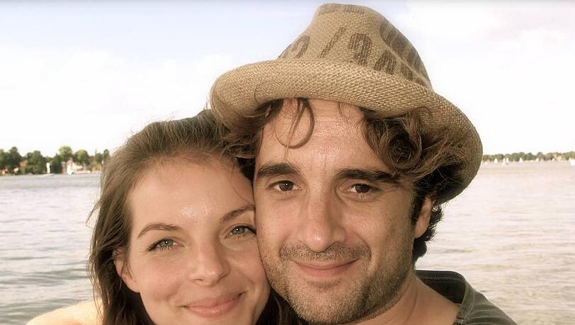 Yvonne Catterfeld und Oliver Wnuk sind offenbar auch nach acht Jahren noch glücklich miteinander Yvonne Catterfeld und Oliver Wnuk sind offenbar auch nach acht Jahren noch glücklich miteinander