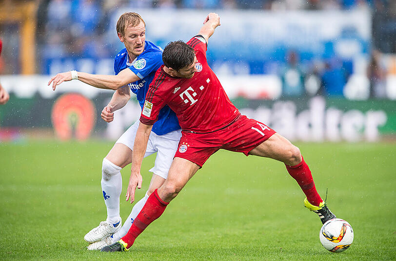 So war's am 19. September in der Liga: Darmstadts Jan Rosenthal gegen Xavi Alonso vom FC Bayern. Im Achtel-Finale das DFB-Pokals kommt es zu einem Wiedersehen.