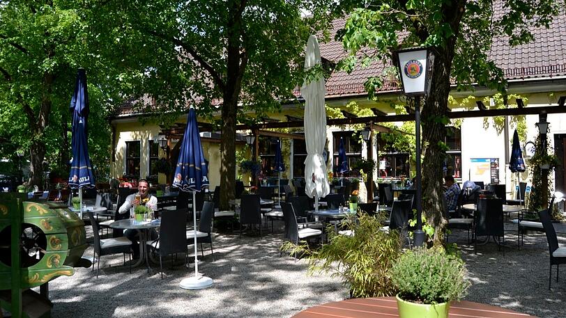 Gemütlich unter Linden: der Biergarten des Weyprechthofs an der Max-Liebermann-Straße 6.