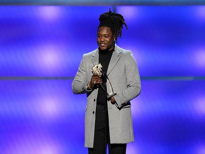 Shaquem Griffin von den Seattle Seahawks nimmt den Game Changer Award entgegen.
