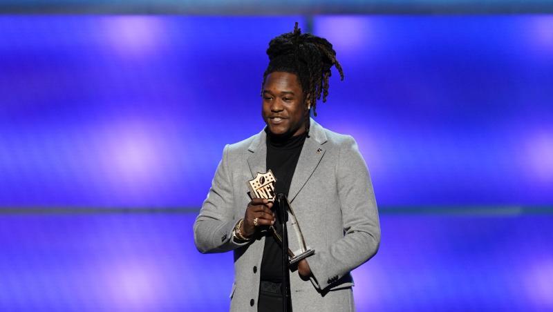 Shaquem Griffin von den Seattle Seahawks nimmt den Game Changer Award entgegen. Shaquem Griffin von den Seattle Seahawks nimmt den Game Changer Award entgegen.