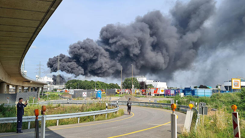 Die dunkle Rauchwolke über dem Chemiepark.