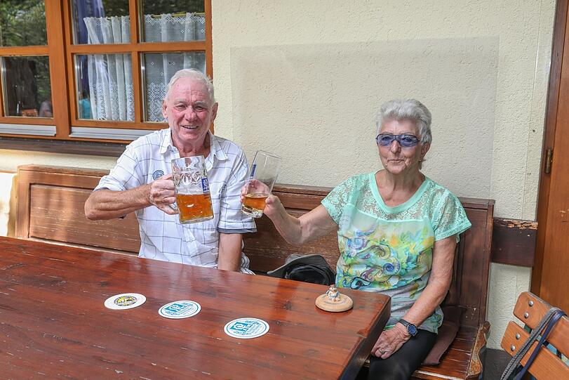 Ein Prosit auf den gemütlichen Biergarten, den Stammgästen gefällt's!