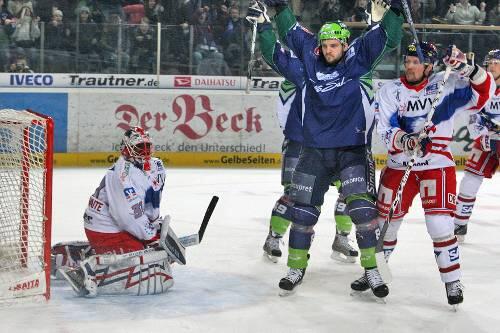 Zu früh gejubelt: Roland Mayrs Ausgleichstreffer zum 1:1 reichte nicht zum Sieg über Mannheim.