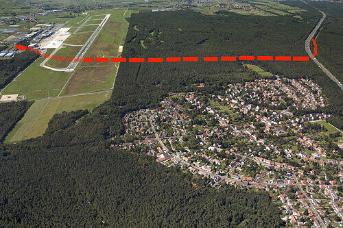 Die umstrittene Trasse (rot) soll den Flughafen (li.) mit der Autobahn verbinden. Die Bewohner von Buchenbühl (vorne) wehren sich gegen die Belastung.