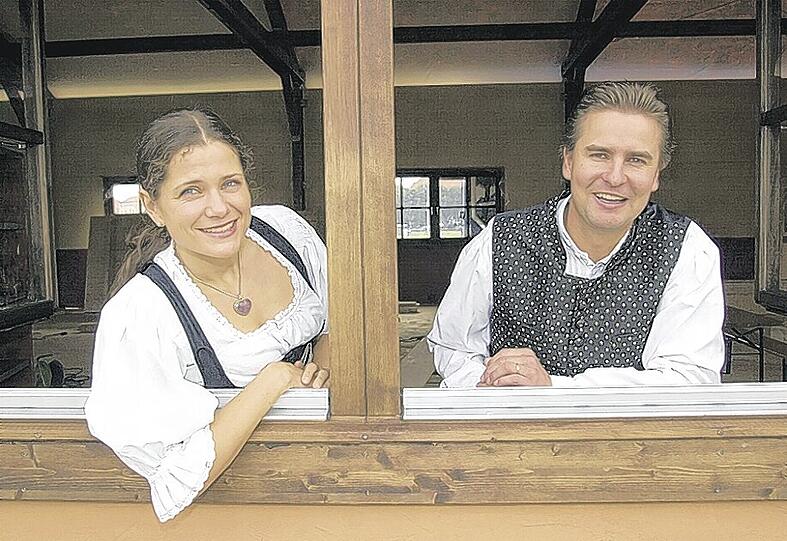Bauen den Biergarten ihrer Knödelei aus: die Wiesn-Wirte Bettina und Florian Oberndorfer.