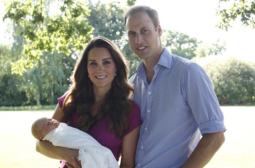 Danach wird es erstmal ruhig um die kleine Familie. Das nächste Foto des Royal Baby macht nicht etwa ein Starfotograf, sondern Kates Vater.