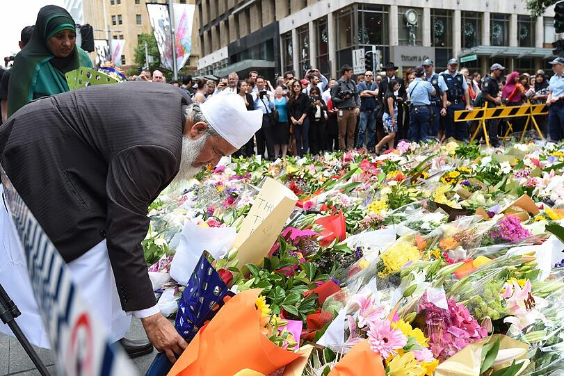 Tausende Menschen legen in der Nähe des "Lindt"-Cafés Blumen nieder.