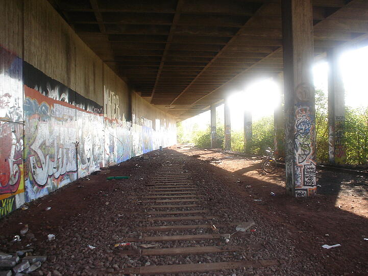 Bilder vom Geisterbahnhof "Olympiastadion". Der Stadt droht eine Denkmalschutz-Posse, weil neben dem Bahnhofsgebäude auch die funktionslosen Gleise erhalten bleiben sollen.