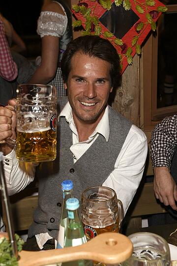 Tommy Haas genießt seine Maß im Käfer-Zelt.