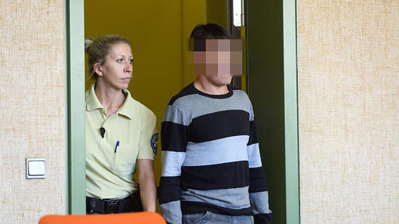 Der mutmaßliche Sex-Täter auf dem Weg zur Anklagebank.
