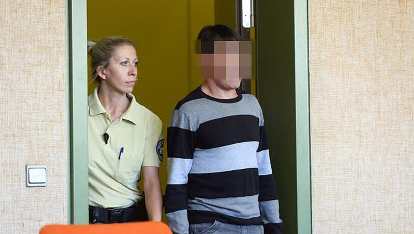 Der mutmaßliche Sex-Täter auf dem Weg zur Anklagebank. Der mutmaßliche Sex-Täter auf dem Weg zur Anklagebank.