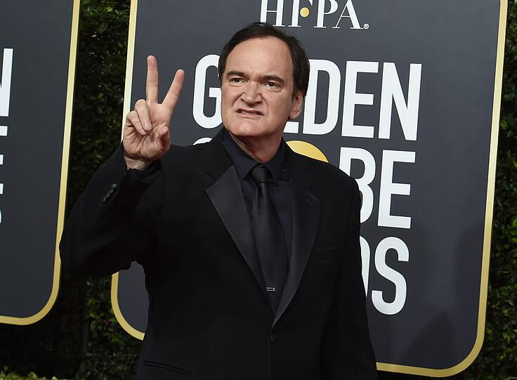 Mit einem schwarzen Anzug geht Quentin Tarantino kein modisches Risiko ein.