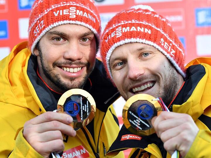 Tobias Wendl (l) und Tobias Arlt (r) zeigen ihre Goldmedaillen.