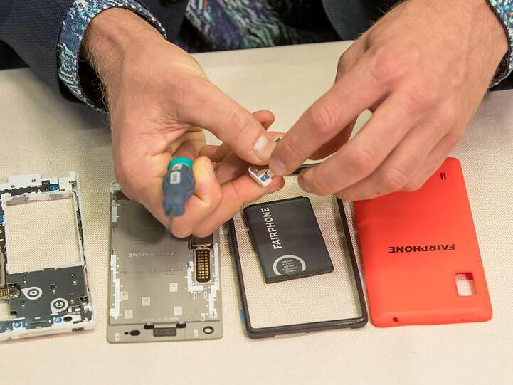 Fairphone-Geräte lassen sich leicht für eine Reparatur zerlegen. Die Niederländer setzen bei ihren Smartphones traditionell auf eine längere Nutzungsdauer.