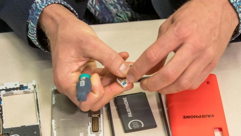 Fairphone-Geräte lassen sich leicht für eine Reparatur zerlegen. Die Niederländer setzen bei ihren Smartphones traditionell auf eine längere Nutzungsdauer. Fairphone-Geräte lassen sich leicht für eine Reparatur zerlegen. Die Niederländer setzen bei ihren Smartphones traditionell auf eine längere Nutzungsdauer.